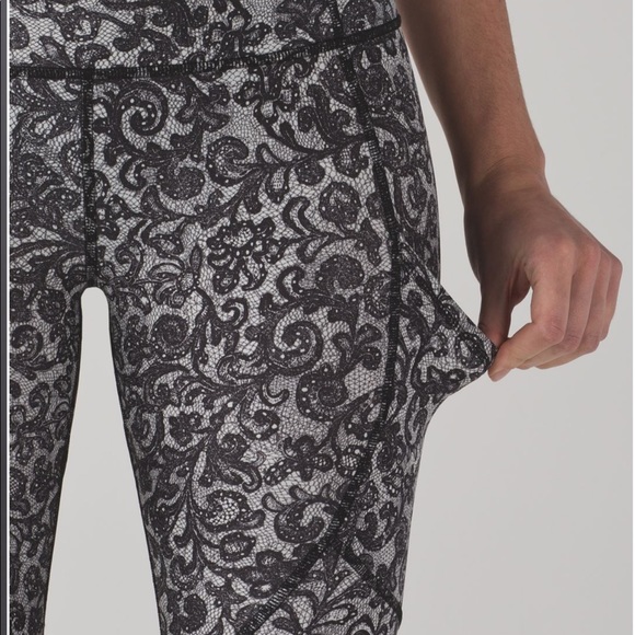 Lululemon Outrun Crop size 6
Mini Cinder Lace White Black / Black - Picture 14 of 15